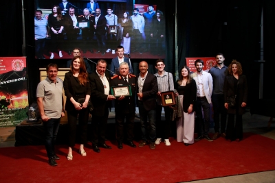 Hauswagen hizo entrega de una distinción a Bomberos Olavarría por su 75 aniversario