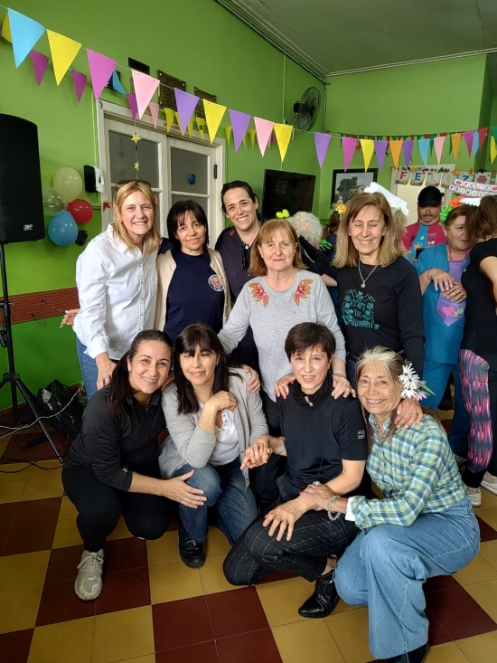 Día de la primavera junto a residentes del Hogar San Vicente De Paul - Bomberos Olavarría